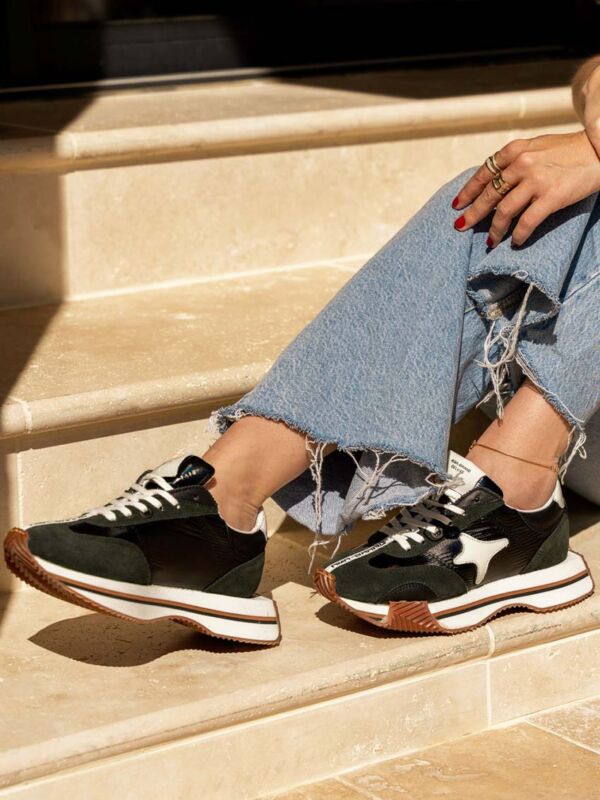 Baskets femme Ama-Brand Deluxe noir et kaki avec étoile blanche, collection 2026-2027. Sneakers portées avec un jean.