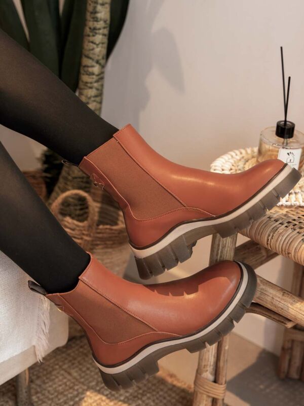 Vue de profil des bottines Chelsea Gaudi camel : élastiques latéraux et semelle compensée crantée antidérapante
