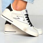 Guide des Tailles Semerdjian : Comment chaussent les sneakers SMR 23 ? | Corner Shoes - For Trendy Girl Basket femme Semerdjian SMR23 Noubar 10489 blanche et noire, sneakers urbaines en cuir portées