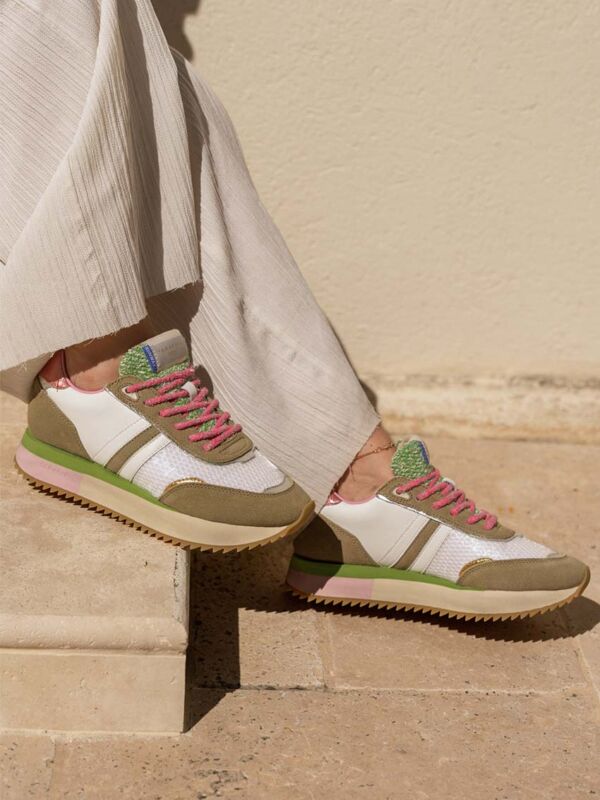 Basket femme rétro blanche verte rose - Sneaker vintage italienne à lacets roses et languette texturée verte, semelle crantée beige et rose