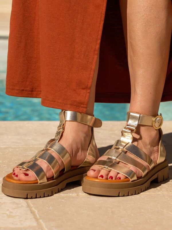 Sandales plates femme dorées Donna Lucca Platine - Sandales gladiateur métallisées or à boucle cheville, brides multiples, semelle plateforme confortable pour l'été - Chaussures tendance chic décontracté