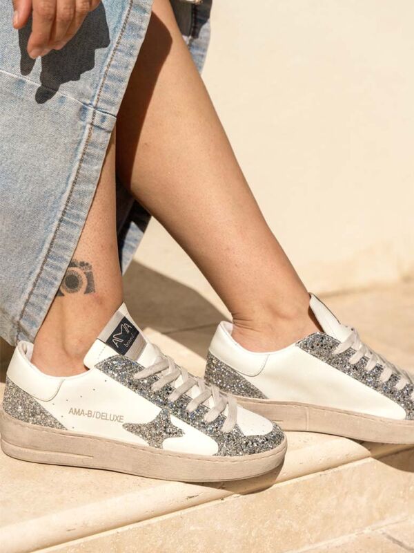 Sneakers femme blanches paillettes argent Ama Brand Deluxe - Baskets basses glitter avec étoile brillante, style casual chic tendance 2026, portées avec jean décontracté