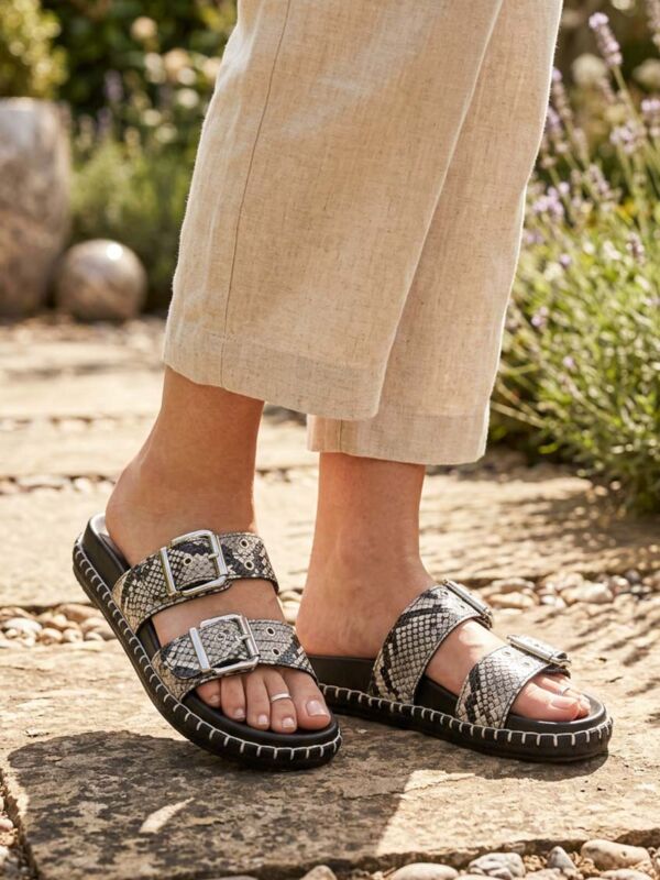 Sandales Semerdjian femme espadrilles plates motif serpent snake print gris avec doubles brides boucles argentées semelle corde jute surpiqûres blanches - Chaussures été confort style bohème chic