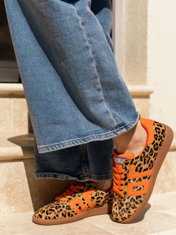 Baskets Back 70 leopard orange vif imprimées motif animalier portées avec jean large look street style tendance femme mode audacieuse