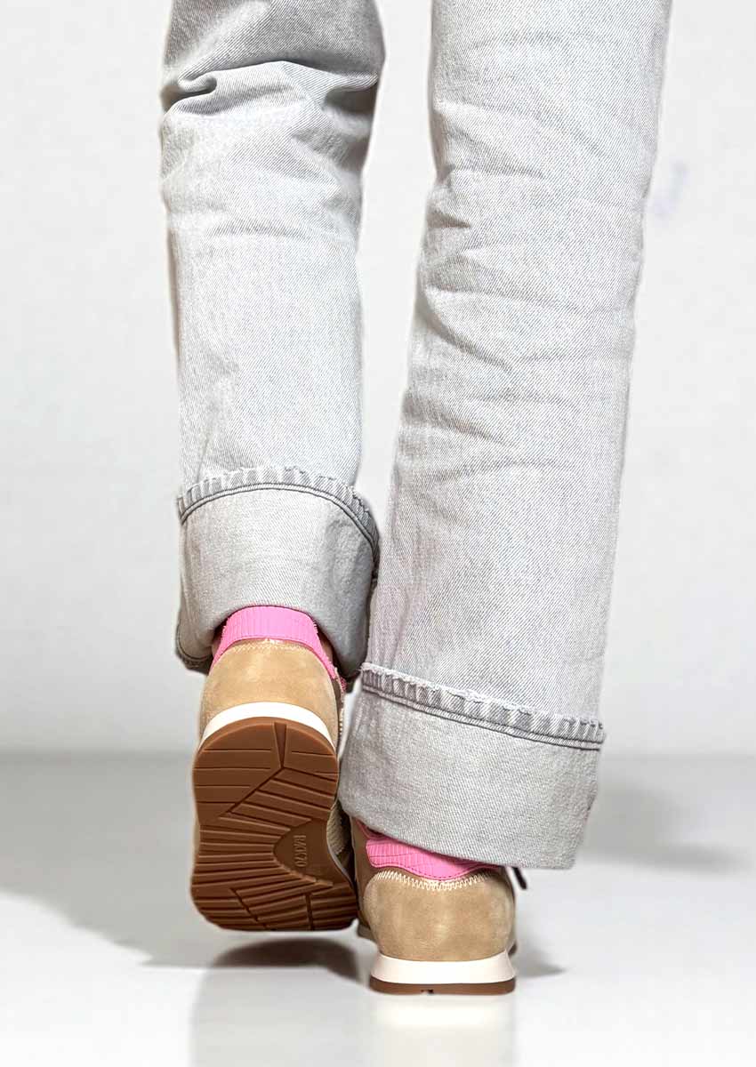 Back70 Basket Asian Beige Et Rose Satin Basket femme Back70 Asian beige satin vue arrière avec talon rose et semelle en gomme, sneaker de ville portée avec un jean gris délavé