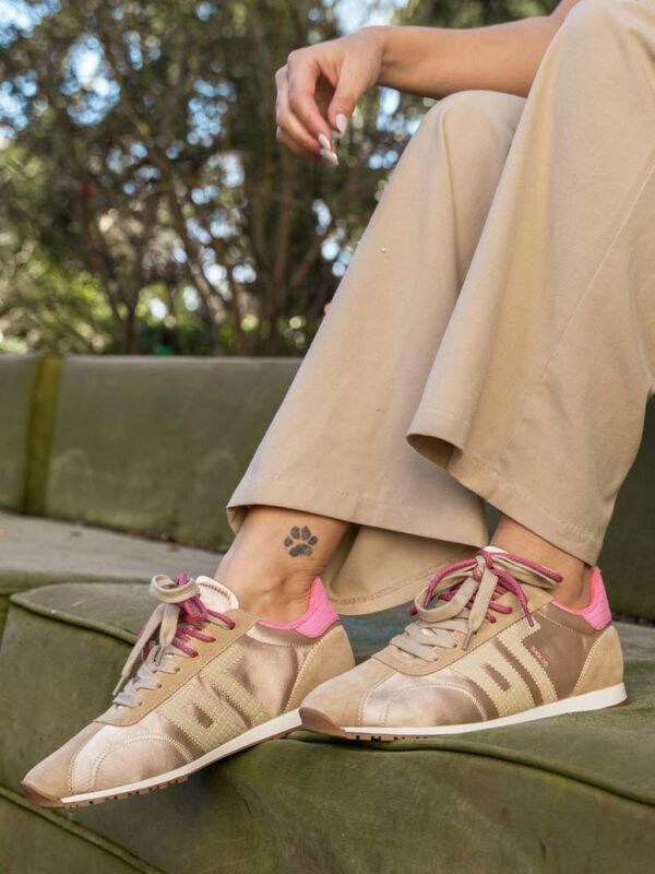 Basket femme Back 70 satin beige avec détails rose vif, bandes ton sur ton et lacets bicolores, portée en extérieur