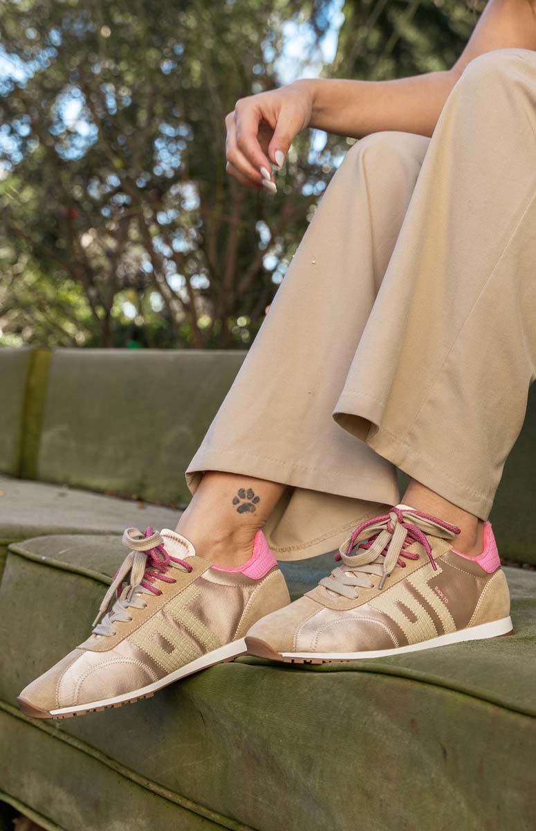 Back 70 satin beige : basket femme stylée et tendance pour l’été Basket femme Back 70 satin beige avec détails rose vif, bandes ton sur ton et lacets bicolores, portée en extérieur