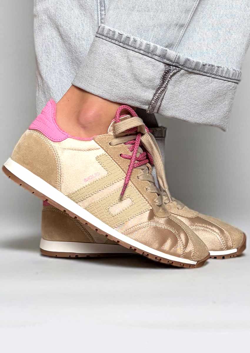 Back70 Basket Asian Beige Et Rose Satin Basket femme Back70 Asian beige satin et rose avec double lacets, sneaker de ville tendance portée avec un jean clair