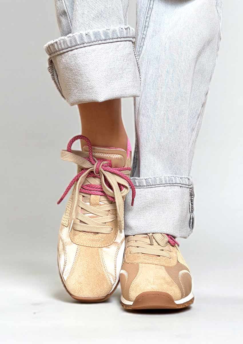 Back70 Basket Asian Beige Et Rose Satin Basket femme Back70 Asian beige satin vue de face avec double lacets beige et rose, sneaker de ville tendance portée.