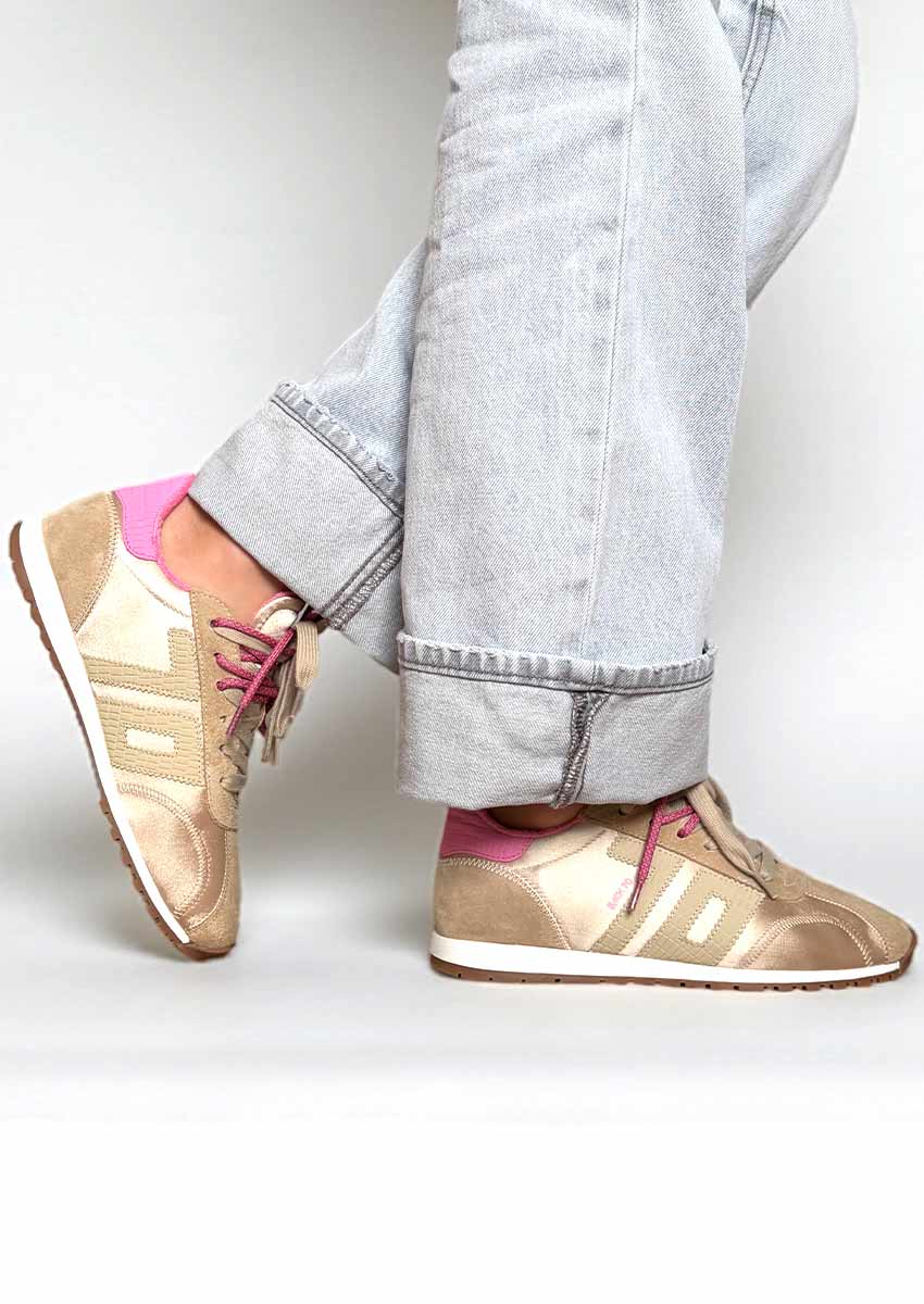 Back70 Basket Asian Beige Et Rose Satin Basket femme Back70 Asian beige satin et rose portée en mouvement, sneaker de ville élégante avec jean clair