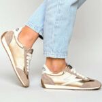 Guide des Tailles Semerdjian : Comment chaussent les sneakers SMR 23 ? | Corner Shoes - For Trendy Girl Baskets femme Semerdjian June en daim beige et cuir métallisé doré portées, sneakers basses confortables pour la ville