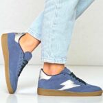 Guide des Tailles Semerdjian : Comment chaussent les sneakers SMR 23 ? | Corner Shoes - For Trendy Girl Basket femme Semerdjian EMILY D297 SMR23 en daim bleu et argent, sneakers tendance portées style urbain chic, look décontracté pour le quotidien