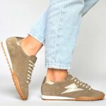 Guide des Tailles Semerdjian : Comment chaussent les sneakers SMR 23 ? | Corner Shoes - For Trendy Girl Baskets Semerdjian Mary D280 femme en daim beige métallisé doré facile à assortir avec un jean gris pour un look décontracté chic quotidien