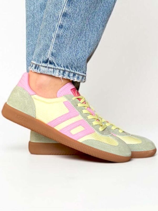 Basket femme Back 70 Ghost jaune pastel et rose avec semelle gomme vue de côté, sneakers italiennes tendance lifestyle.