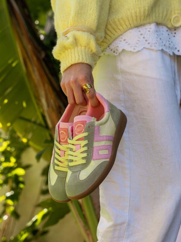 Sneakers Back 70 jaune vert sauge et rose tenues à la main par une femme portant un cardigan jaune outfit printemps été mode colorée détails cuir