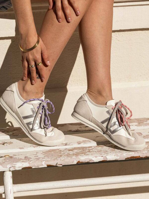 Sneakers femme Back 70 blanches avec bandes grises et lacets originaux rose, lilas et gris, portées en extérieur