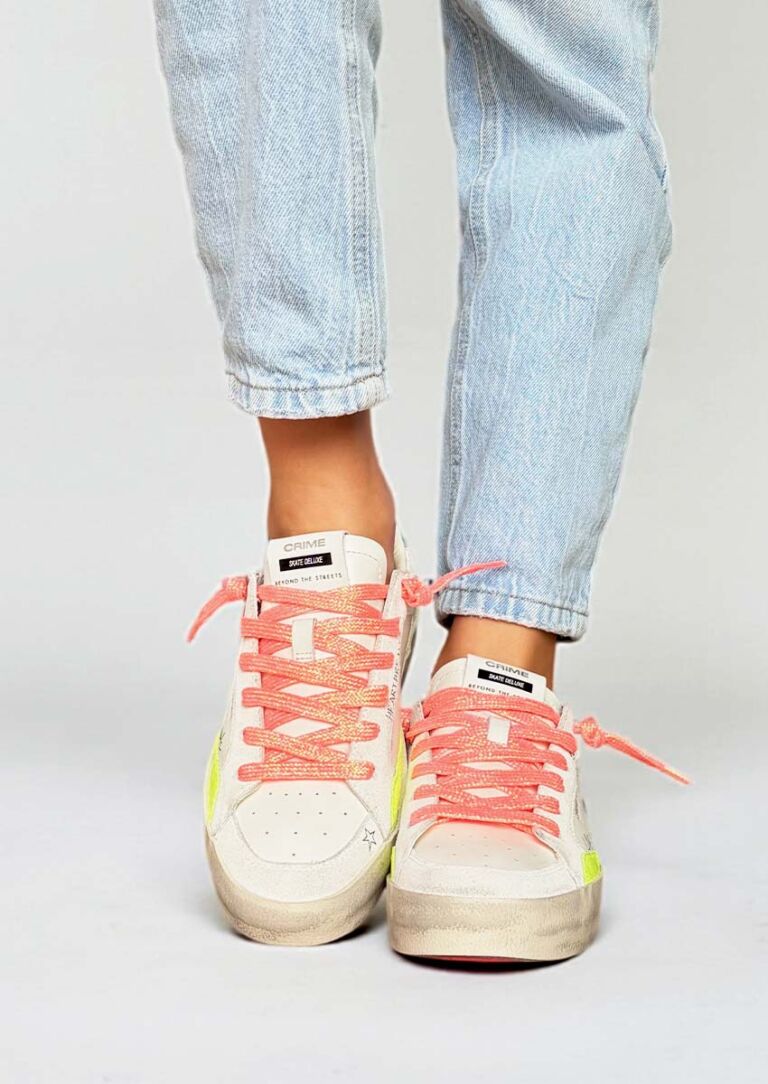 Sneakers femme Crime London avec lacets corail, vue de face portée, baskets femme tendance et colorées