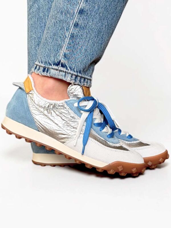 Basket femme italienne argent et bleu portée avec jean clair style décontracté chic vue côté lifestyle