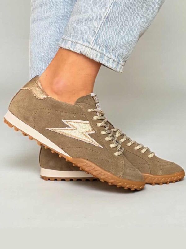 Baskets Semerdjian Mary D280 femme en daim beige métallisé doré portées au pied, sneakers femme chic et confortables