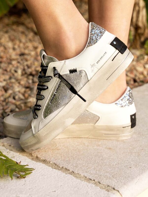 Sneakers Crime London femme blanches glitter argent collection printemps-été 2026, lacets noirs, baskets tendance cuir