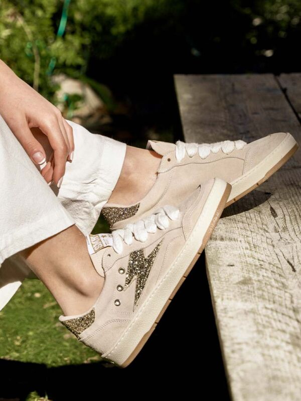 Basket Semerdjian Dany beige avec éclair en paillettes dorées, lacets blancs et vue de côté en extérieur