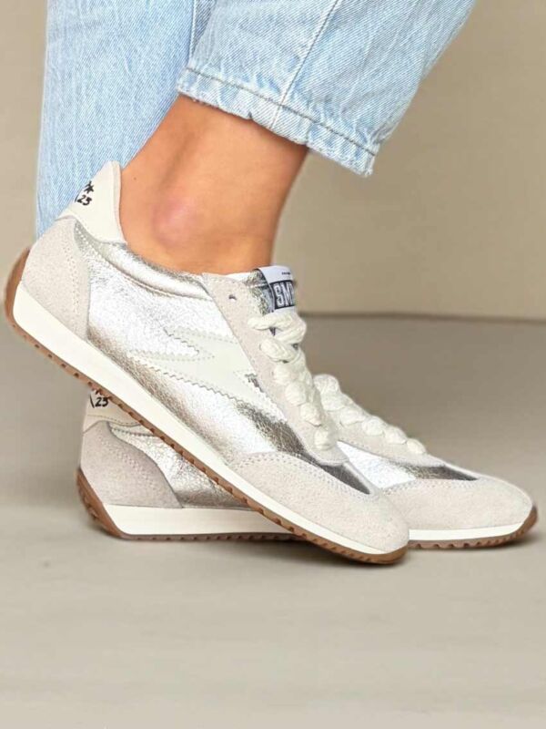Sneakers femme Semerdjian JUNE D484 portées, basket gris argent en daim métallisé tendance printemps été 2026