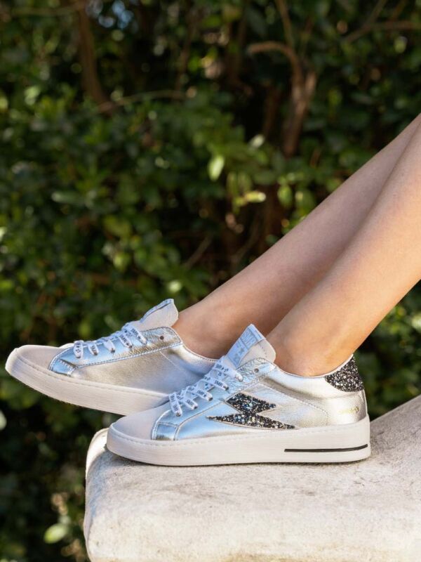 Sneakers femme SMR Maya argent avec éclair pailleté foncé, lacets personnalisés et vue de côté en extérieur