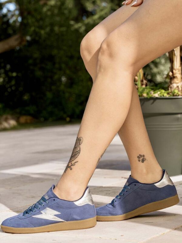 Basket femme SMR23 bleue avec éclair argenté, lacets brillants et semelle gomme, portée en extérieur