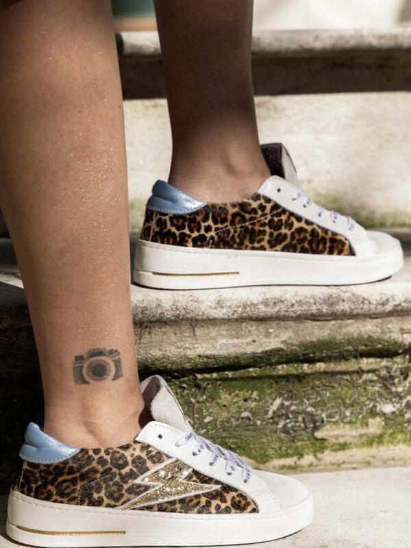 Basket femme SMR23 Maya à motif léopard avec éclair doré, lacets blancs et semelle blanche, portée en extérieur