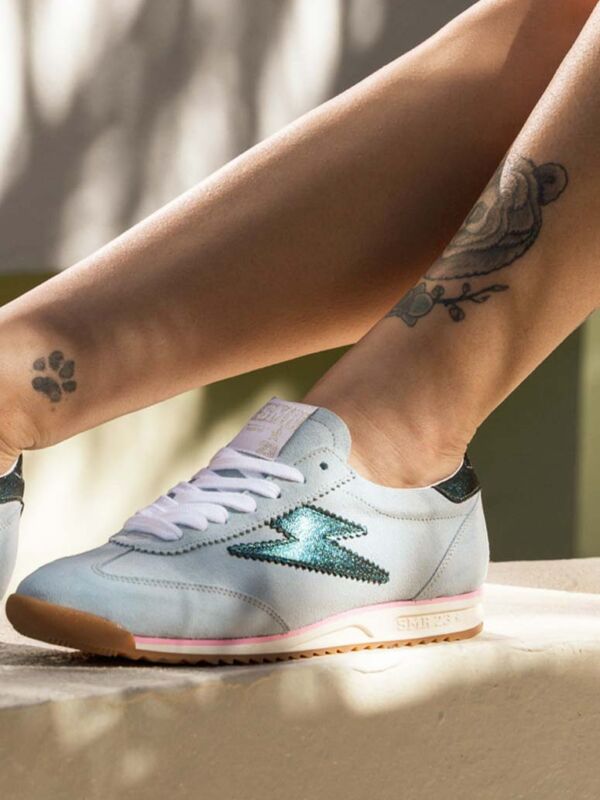 Basket femme SMR23 Joyce bleu clair avec éclair scintillant, lacets blancs et semelle gomme, vue de côté