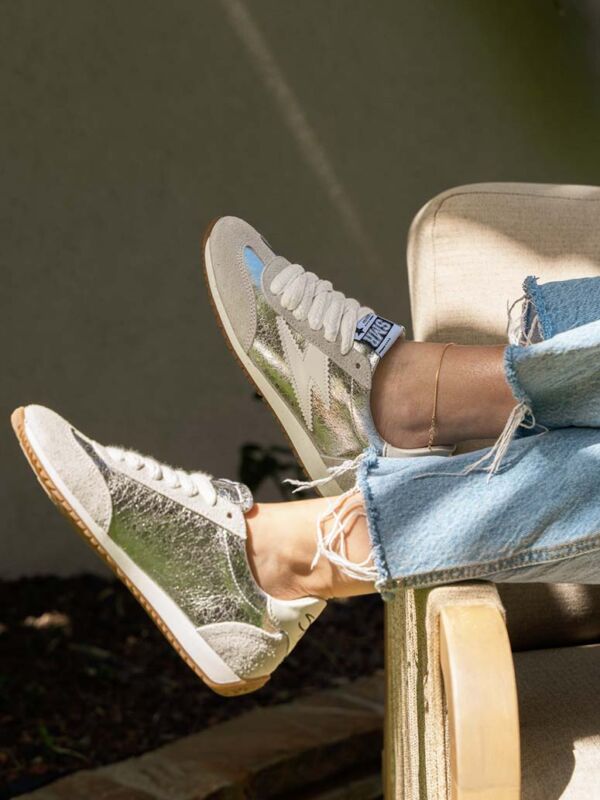 Sneakers SMR23 June D484 gris et argent : modèle stylé pour le quotidien avec cuir métallisé craquelé, suède gris et semelle crantée. Portées avec un jean déchiré en mode détente.