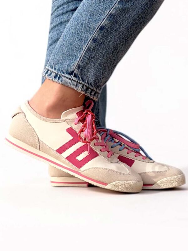 Baskets blanches femme Back 70 Leon Fuchsia portées, vue de profil avec détails fuchsia et double lacet contrasté