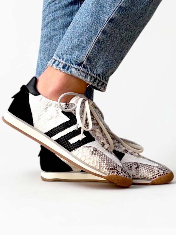 Basket femme Back 70 Rocket White Stone blanche et noire avec détail effet python et semelle gomme. Nouvelle collection été 2026.