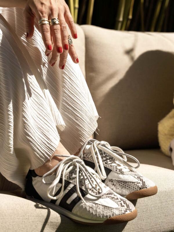 Sneakers Back 70 mode décontractée effet serpent blanc noir portées au quotidien avec pantalon blanc tenue casual chic femmes lifestyle urbain