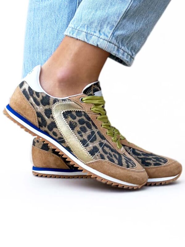 Basket running femme 0-105 modèle Lina Leo à imprimé léopard, portée avec un jean bleu clair, sneakers de la marque marseillaise 0-105.