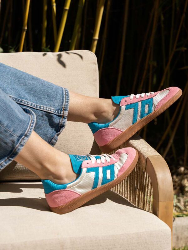 Baskets mode Back 70 Ghost rose turquoise avec tenue décontractée jean outfit casual chic sneakers féminines look quotidien tendance fashion