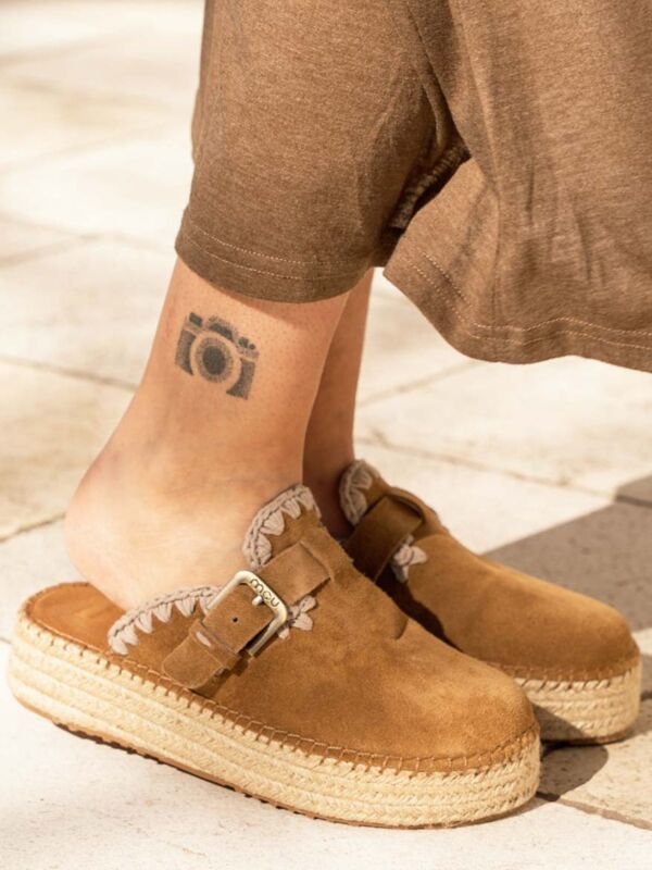 Mules MOU femme daim marron semelle espadrille jute boucle dorée collection printemps-été 2026 chaussures plateforme confort