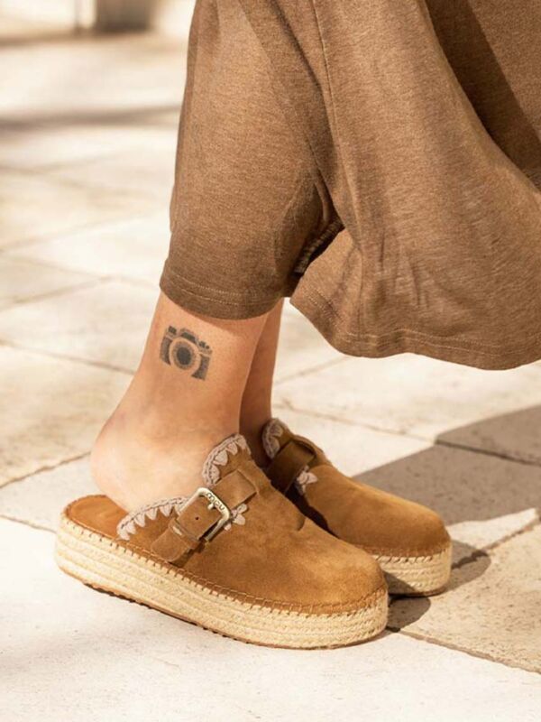 Sabot femme MOU en daim cognac avec semelle jute compensée, porté avec une robe longue beige