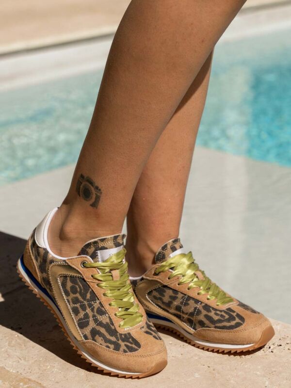 Baskets femme 0-105 modèle Lina Leo motif léopard lacets satin vert olive portées au bord piscine jambes bronzées style été vacances luxe