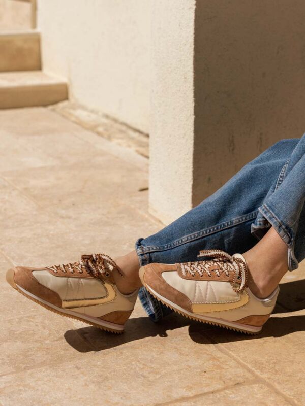 Baskets femme 0-105 beige et camel marque marseillaise semelle crantée style runner vintage portées avec jean bleu clair lifestyle urbain