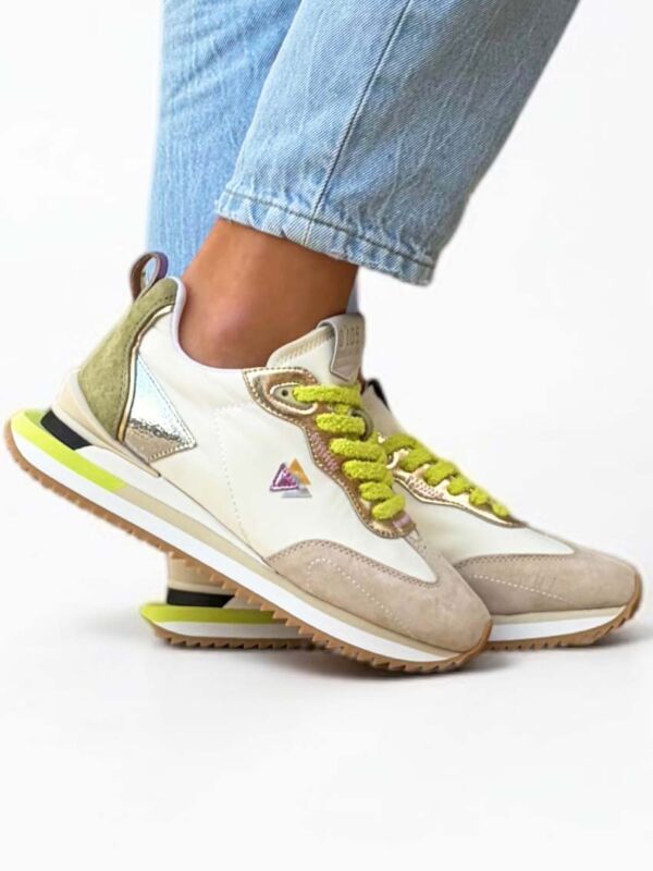 Profil droit de la sneaker femme 0-105, running associant cuir blanc, empiècements en daim kaki et détails métallisés.