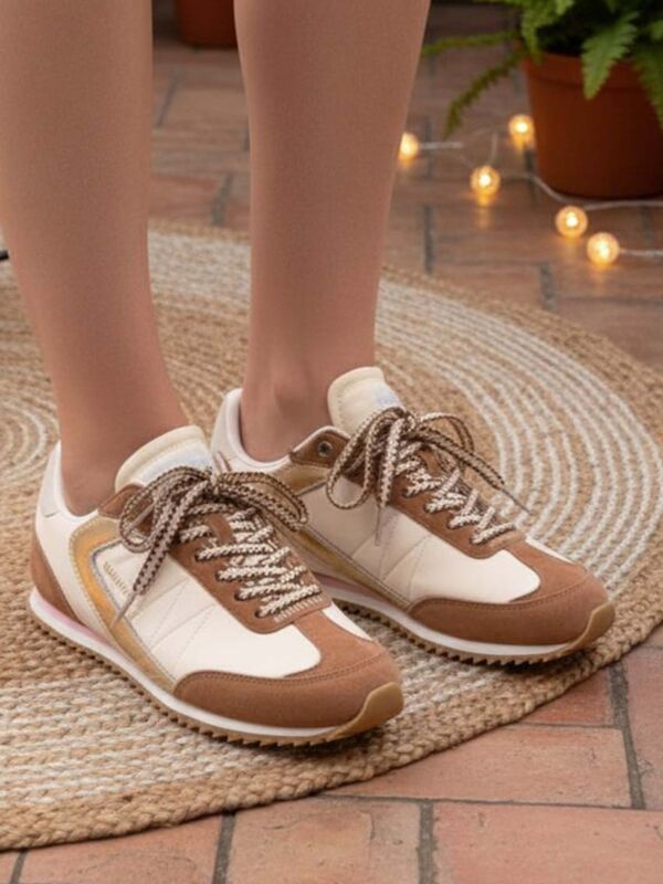 Basket running femme Zerocentcinq Lina Nature blanche et marron avec détails dorés, lacets corde bicolores et semelle fine, portée en intérieur