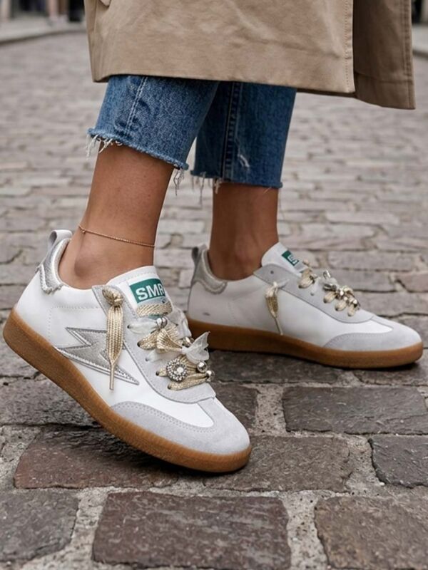 Baskets femme Semerdjian SMR23 Kayla E108 blanches avec semelle gomme, lacets bijoux et éclair argenté, collection automne hiver 2026 2027.