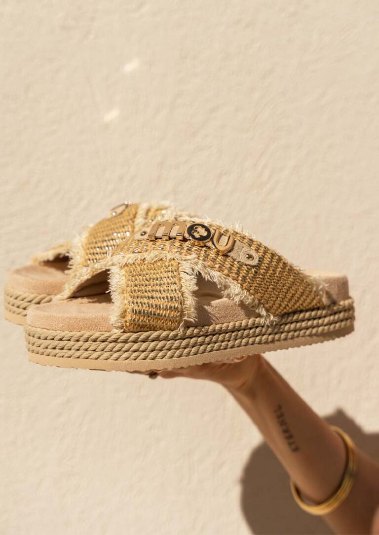 Mules MOU femme collection été 2026 en raphia tressé effet effiloché - Sandales plateforme semelle corde avec logo métallique signature