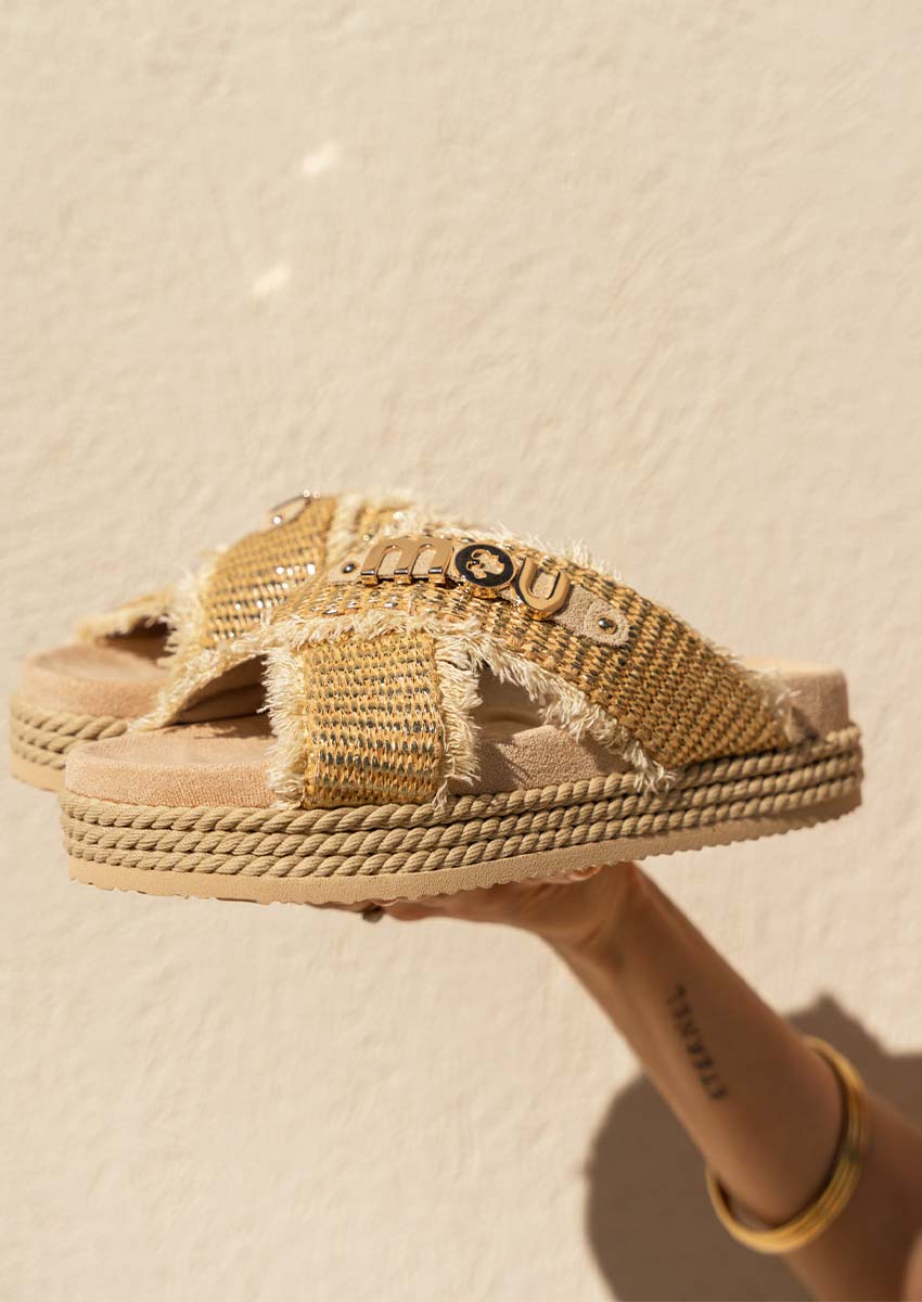 Mules MOU Femme Été 2026 | Sandales Raphia & Semelle Corde Mules MOU femme collection été 2026 en raphia tressé effet effiloché - Sandales plateforme semelle corde avec logo métallique signature