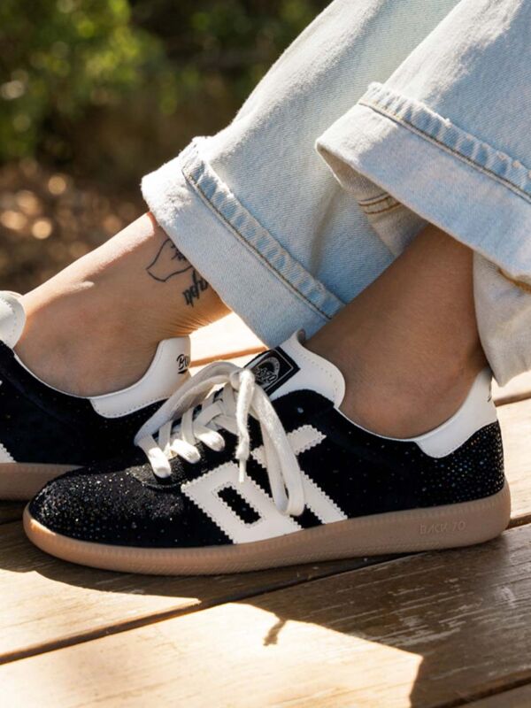 Sneakers Back 70 Cloud Star 101 Velvet Black portées avec un jean clair retroussé, semelle gomme butter.