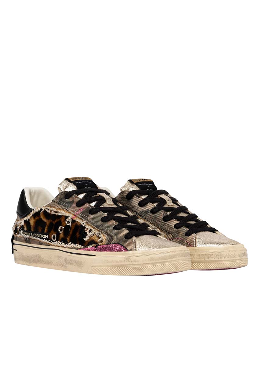 Paire de Basket Crime London Léopard – Sneaker Femme Originale Vue de la paire de basket crime London léopard pour femme. Une sneaker urbaine qui associe un empiècement animalier, une toile camouflage et un avant-pied doré pour un style résolument rock et féminin.