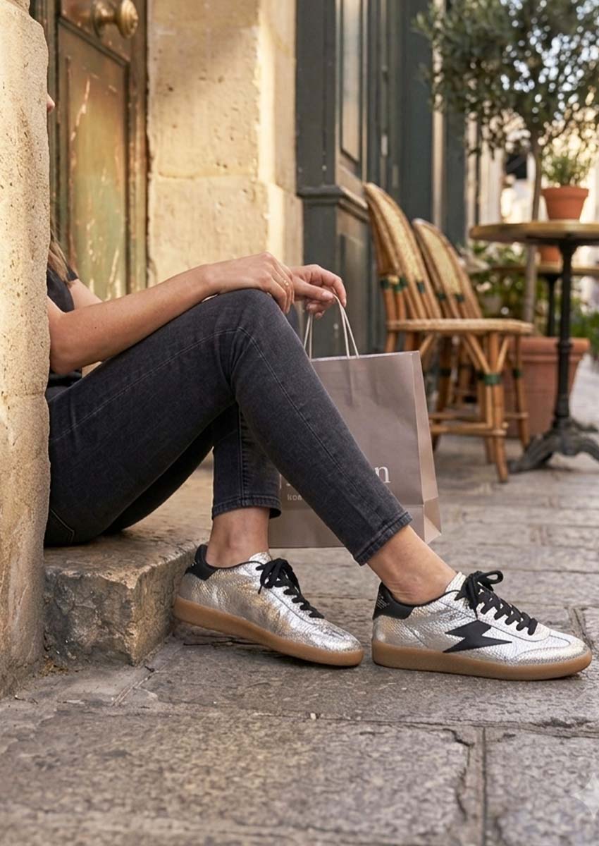 Basket de Ville Femme Argentée | Sneakers Confort Semerdjian pour Shopping et Balades Urbaines Basket de ville femme argentée Semerdjian portée avec jean noir pour shopping urbain - Sneakers confortables cuir métallisé semelle gomme