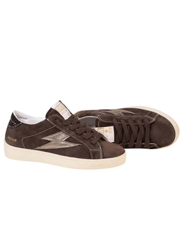 Paire de baskets tendances femme Semerdjian SMR23 modèle Maya E164 en croûte de cuir marron avec éclair en cuir bronze, vue sous deux angles pour apprécier leur style moderne.