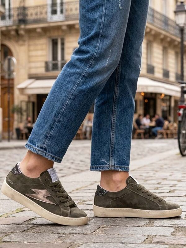 Idée look : Baskets femme Semerdjian Maya E168 kaki portées avec un jean brut dans une rue pavée. Suggestion de style pour sneakers SMR23.